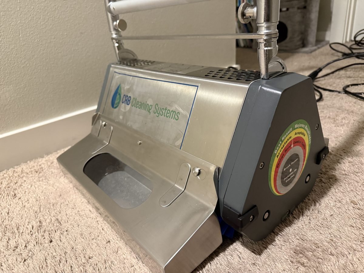 Counter-rotating brush carpet cleaning machine on carpet